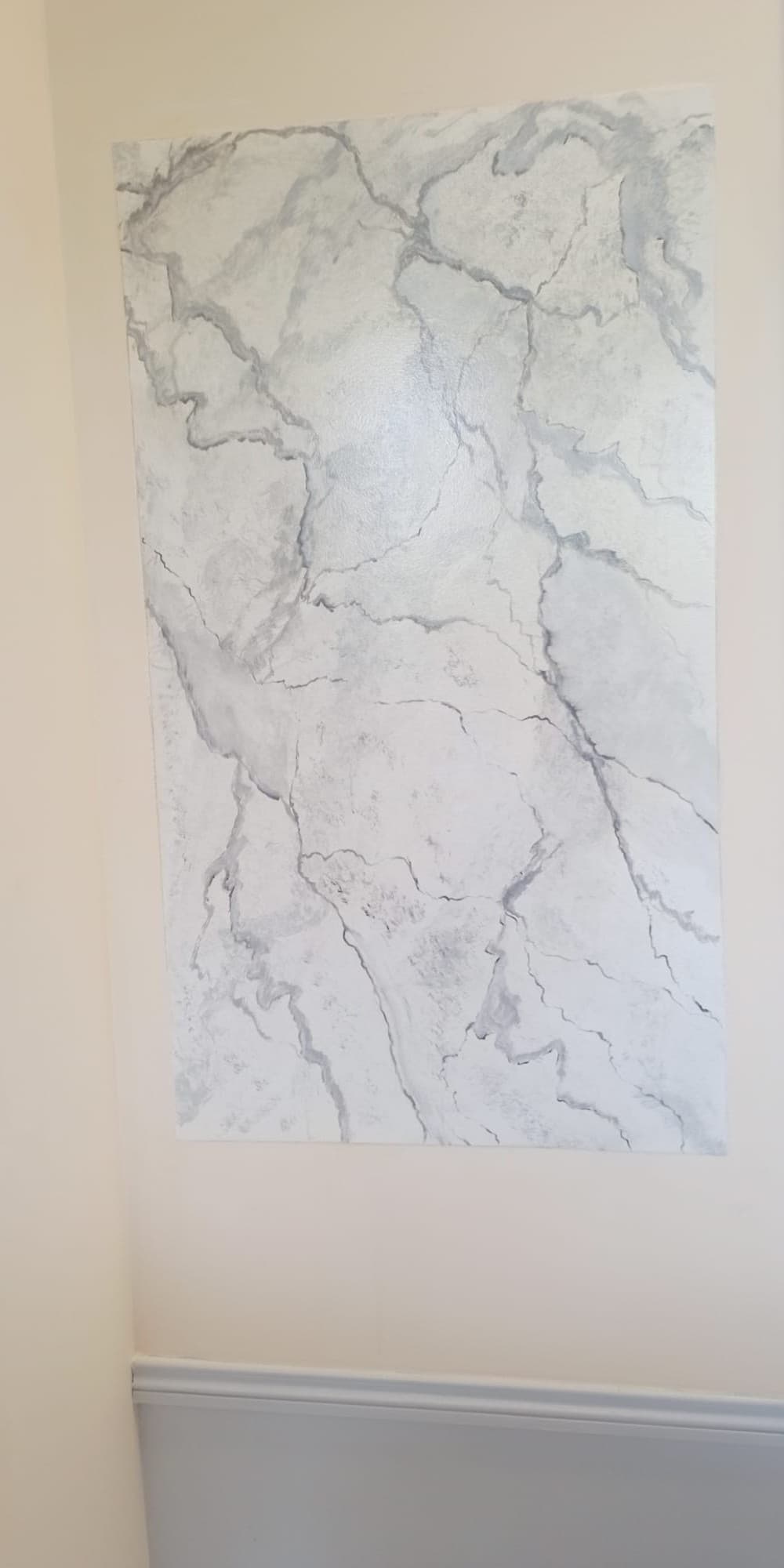 Panneau de faux marbre peint à la main, fond blanc veiné de gris à la manière d'un Carrare